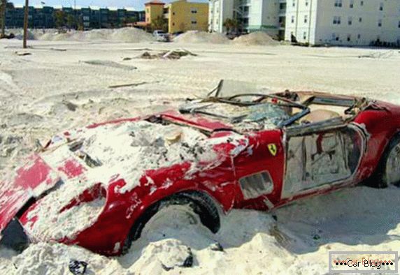 Ferrari 250 Spyder prekriven peskom