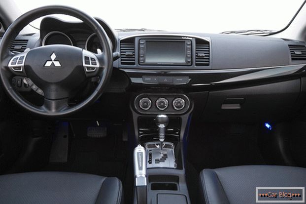 Mitsubishi lancer automobil ima elegantan enterijer sa ergonomskim sedištima.