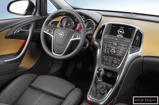 Salon автомобиля  Opel Astra придётся по вкусу любителям стиля хай-тек