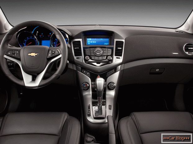 Chevrolet Cruze auto enterijer порадует владельца качеством отделочных материалом и спортивной стилистикой