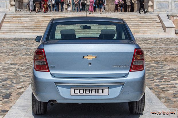 Chevrolet Cobalt automobil: pogled sa zadnje strane