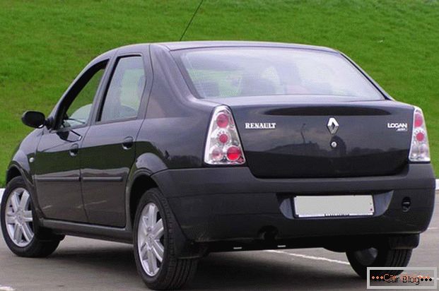 Renault Logan automobil: pogled sa zadnje strane