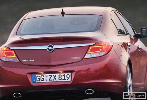 Opel Insignia Car: zadnji pogled