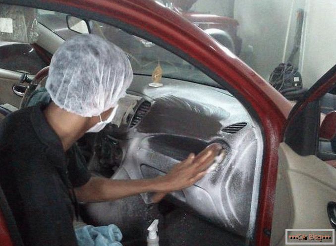 Hemijsko čišćenje unutrašnjosti automobila svojim rukama.