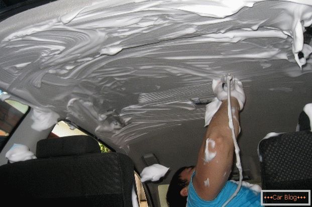 Proces hemijskog čišćenja auto plafona