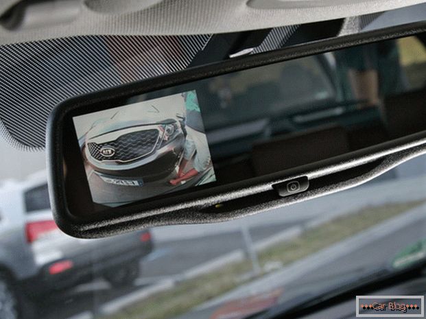 Slika sa kamere sa zadnje strane može se preneti u ogledalo pomoću monitora