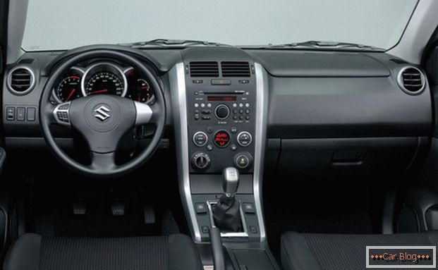 U kabini automobila Suzuki Grand Vitara