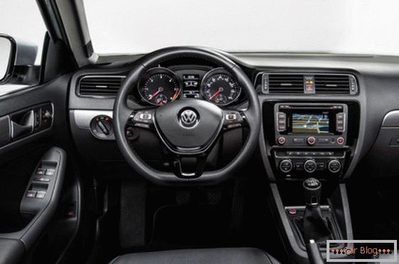 Sedan automobil Volkswagen Jetta сочетает в себе простор и комфортабельность