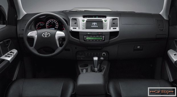 Unutrašnjost автомобиля Toyota Hajluks не может похвастаться качеством отделки, но комфорт в салоне на высшем уровне