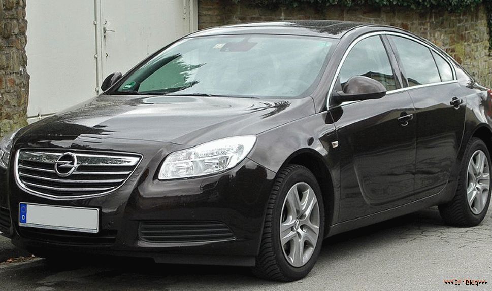Opel insignia srednje klase sedan