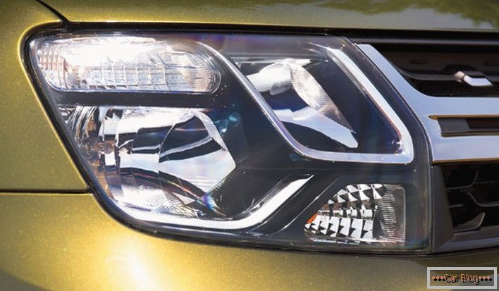 Renault Duster prednje svetla