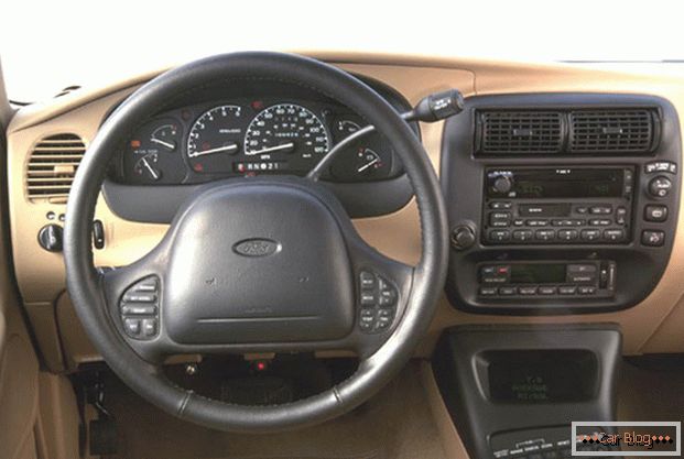 Točak i kontrolna tabla automobila Ford Explorer
