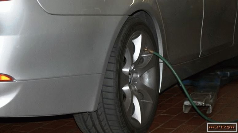 Napunjene gume trebaju slediti preporuke proizvođača automobila, ali ne prelaze maksimalni dozvoljeni pritisak koji je naznačen na pneumaticima