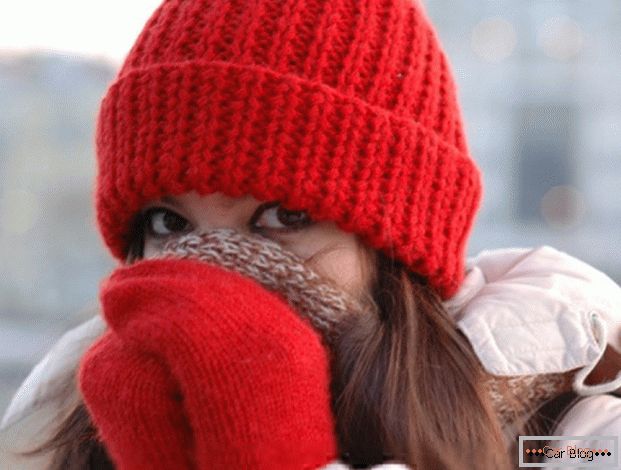 Ako ste zaglavljeni zimi u zaustavljenom automobilu - toplo haljina