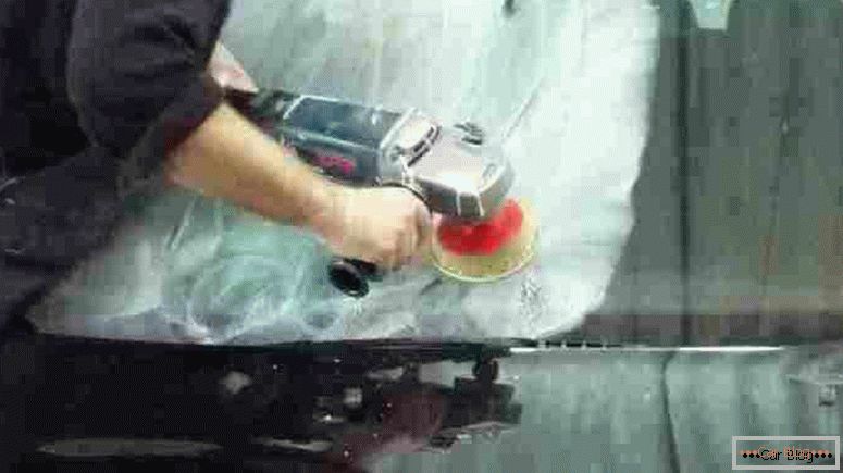 Automatsko poliranje stakla koristeći brusilice i specijalnu pastu