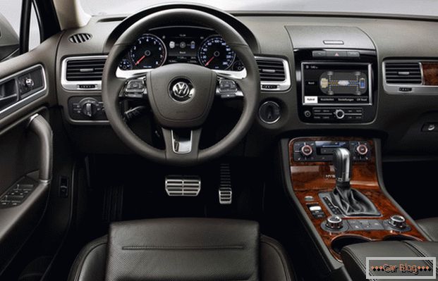 Volkswagen Touareg se ponosi skupim i elegantnim enterijerom