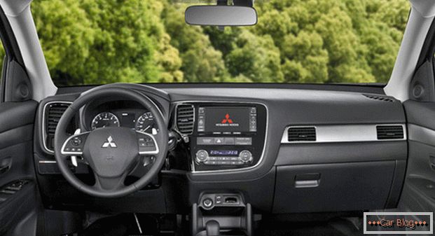 Mitsubishi Outlander automobil će zadovoljiti vlasnika sa visokim nivoom ukrašavanja