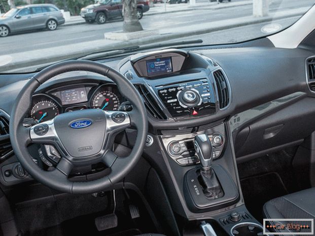 Ford Kuga se ponaša sa prisustvom egzotičnih elemenata u kabini