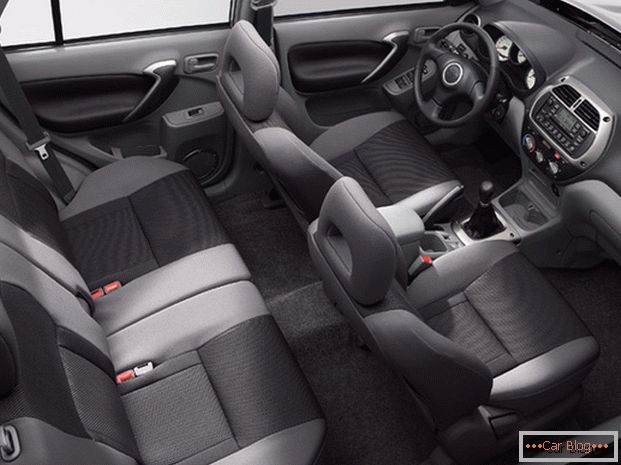 Unutar automobila Toyota Rav4 očekujete udobna sedišta i zaobljene delove