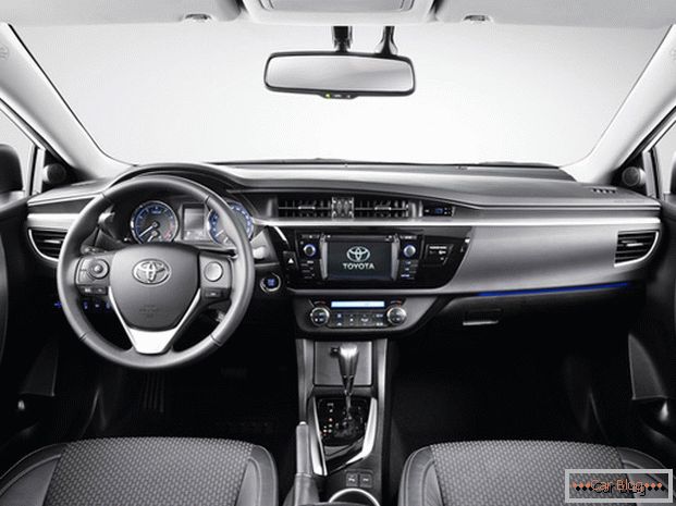 Unutrašnjost automobila Toyota Corolla kompenzuje nedostatke pogleda opruge zbog udobnosti za volanom