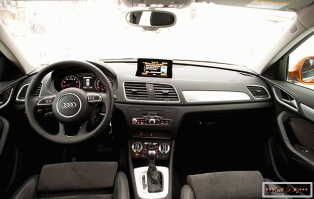 Audi Q3 automobil: салон