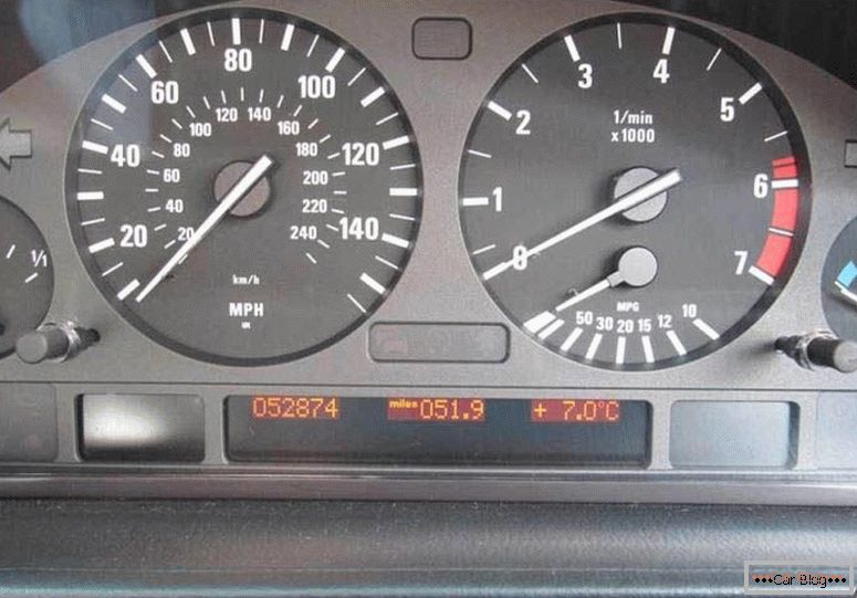 BMW 7 E38 dashboard