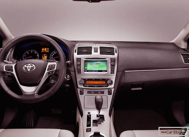 Toyota Avensis 2013 foto