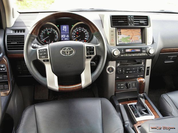 Limuzina auto Toyota Land Cruiser Prado отличается наличием прямых линий