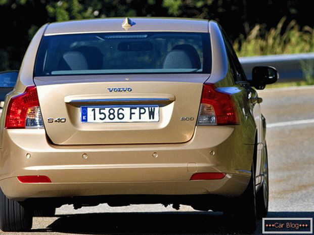 Volvo S40 automobil: pogled sa zadnje strane