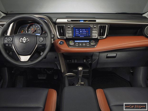 U kabini automobila Toyota RAV4