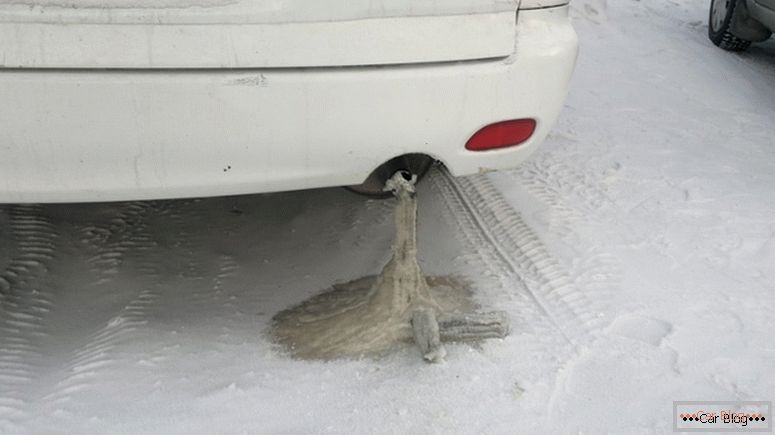 Izduvni sistem zamrznutih automobila